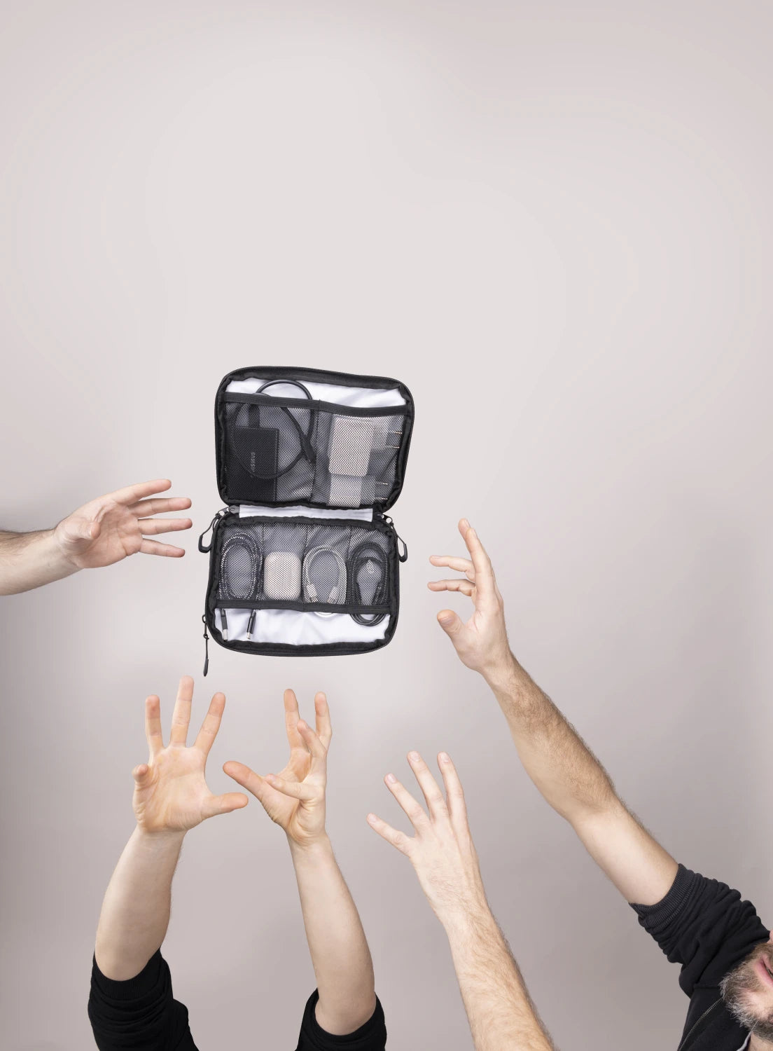 TROIKA BLACK TECH POUCH 2