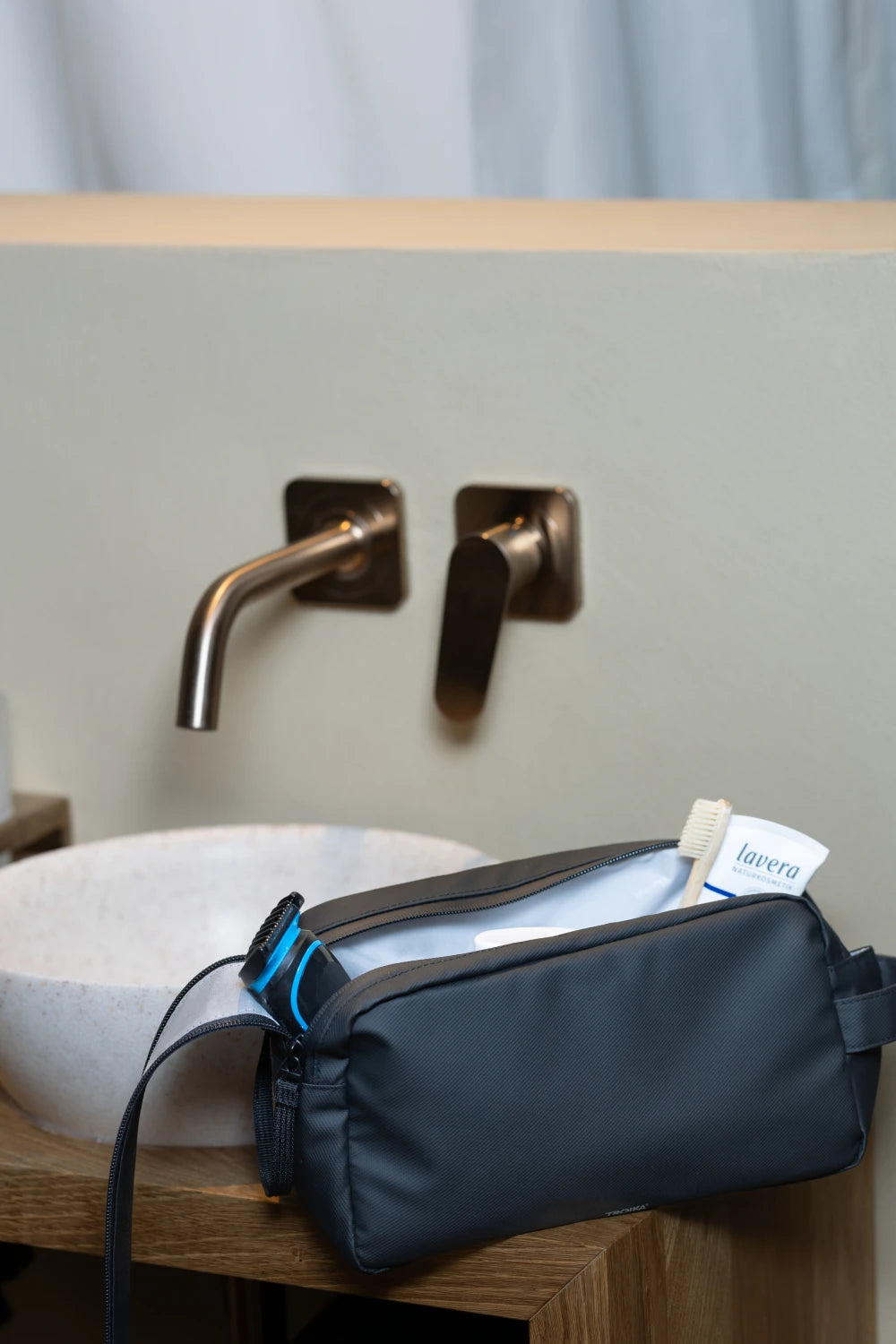 TROIKA BLACK WASHBAG 2