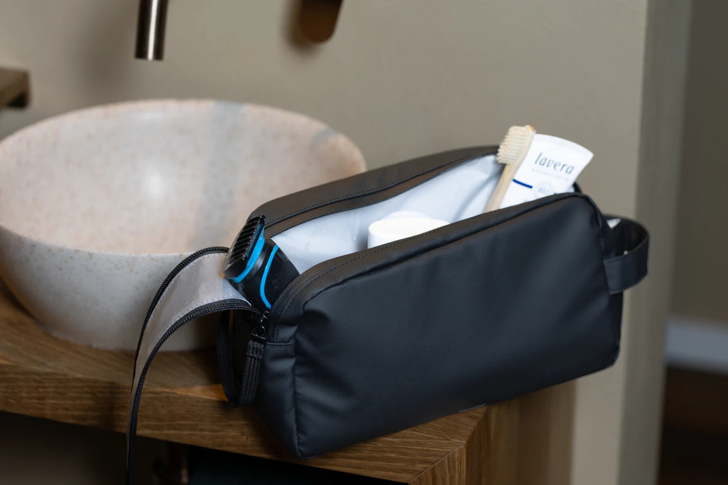 TROIKA BLACK WASHBAG 2