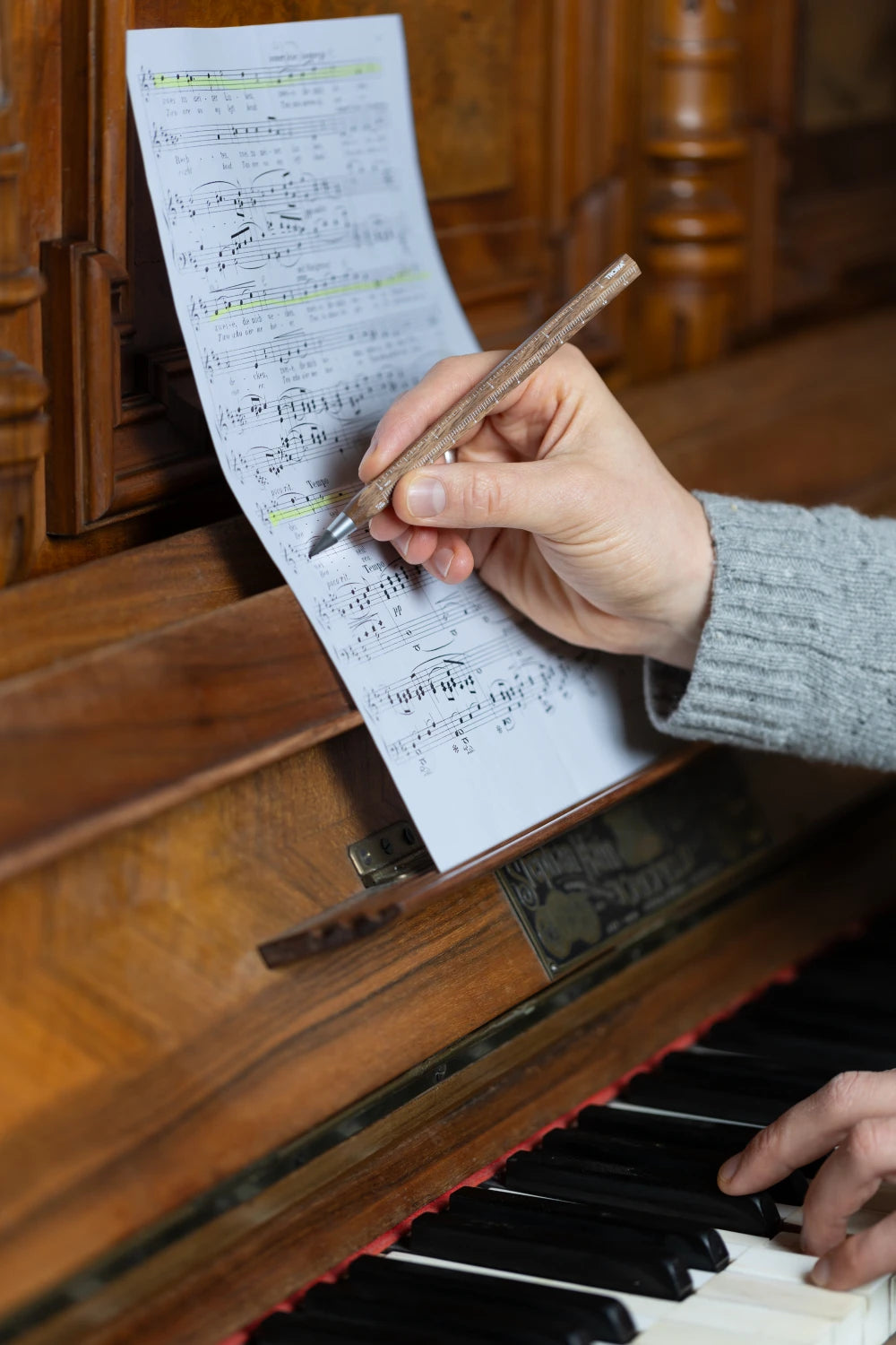 CONSTRUCTION ENDLESS WALNUT